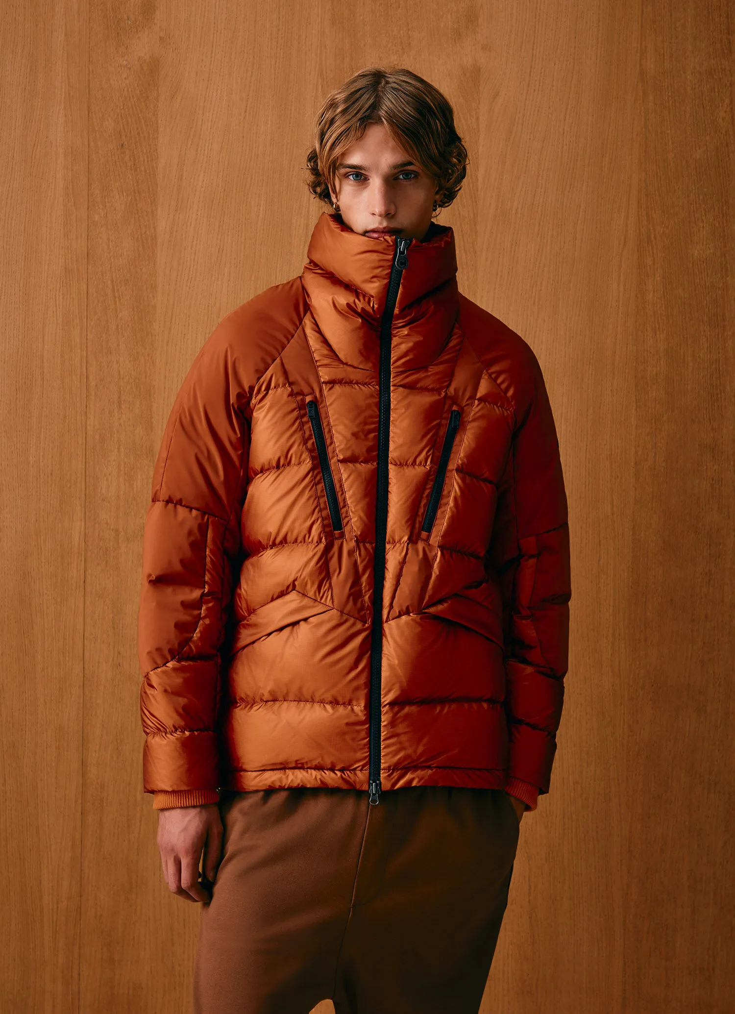 Down jacket with enveloping collar-